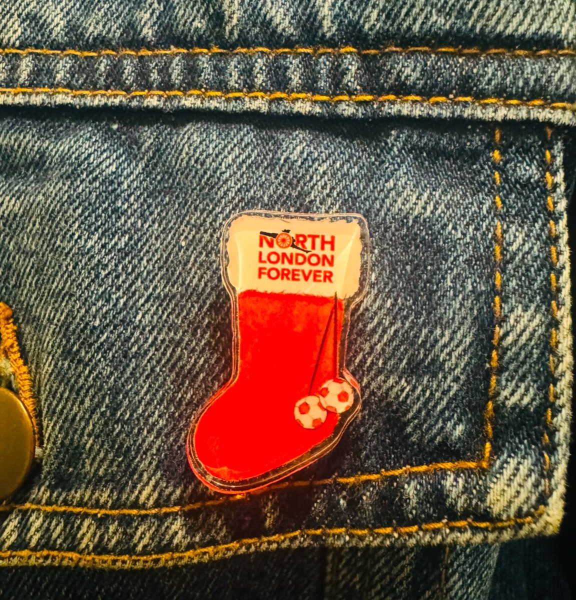 🚨#GiveawayAlert 🚨
 
After we beat Man Utd tonight a follower who likes &amp; reposts this, will win my Saka Bookmark and a NLF Christmas badge.

You must FOLLOW me LIKE &amp; REPOST to be in the draw - I’ll announce the winner after the game.

Good Luck ❤️🤍

<a href="/Arsenal/">Arsenal</a> #ARSMUN