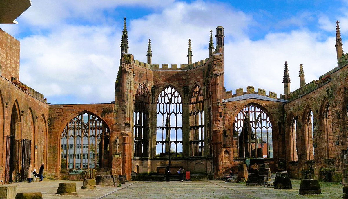 Avete mai sentito parlare di #Coventry? Città dal destino difficile, è un luogo che ha tanto da dire. A partire dalle sue 3 cattedrali. Ve ne parlo sul blog.emotionrit.it/2024/12/viaggi…