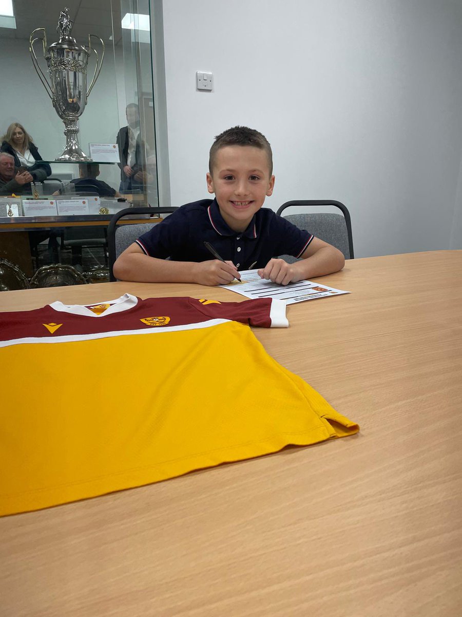 C12MCV's tweet photo. After 2yrs at the pre-academy Ben finally got the chance to sign for @MotherwellFC ✍️💪

Thanks to all coaches past and present for all their hard work and effort developing Ben, and thanks to @StuartOgilvie3 for providing the opportunity!
 
@ChrystonPrimary
@inspire_futbol 🩵⚽️ https://t.co/RNaRqMRxxG