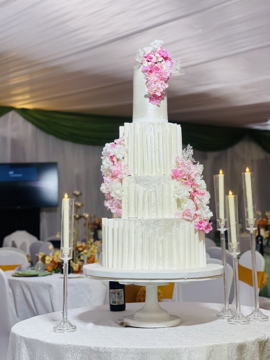 mutonyi_faith's tweet photo. Good morning, good people.
Kind reminder that we make cakes for all occasions. 
Today’s pick is this beautiful wedding cake☺️🥳
Kindly patronize me @cake_townug 
Contact: 0705372274 https://t.co/MguvvppiCu
