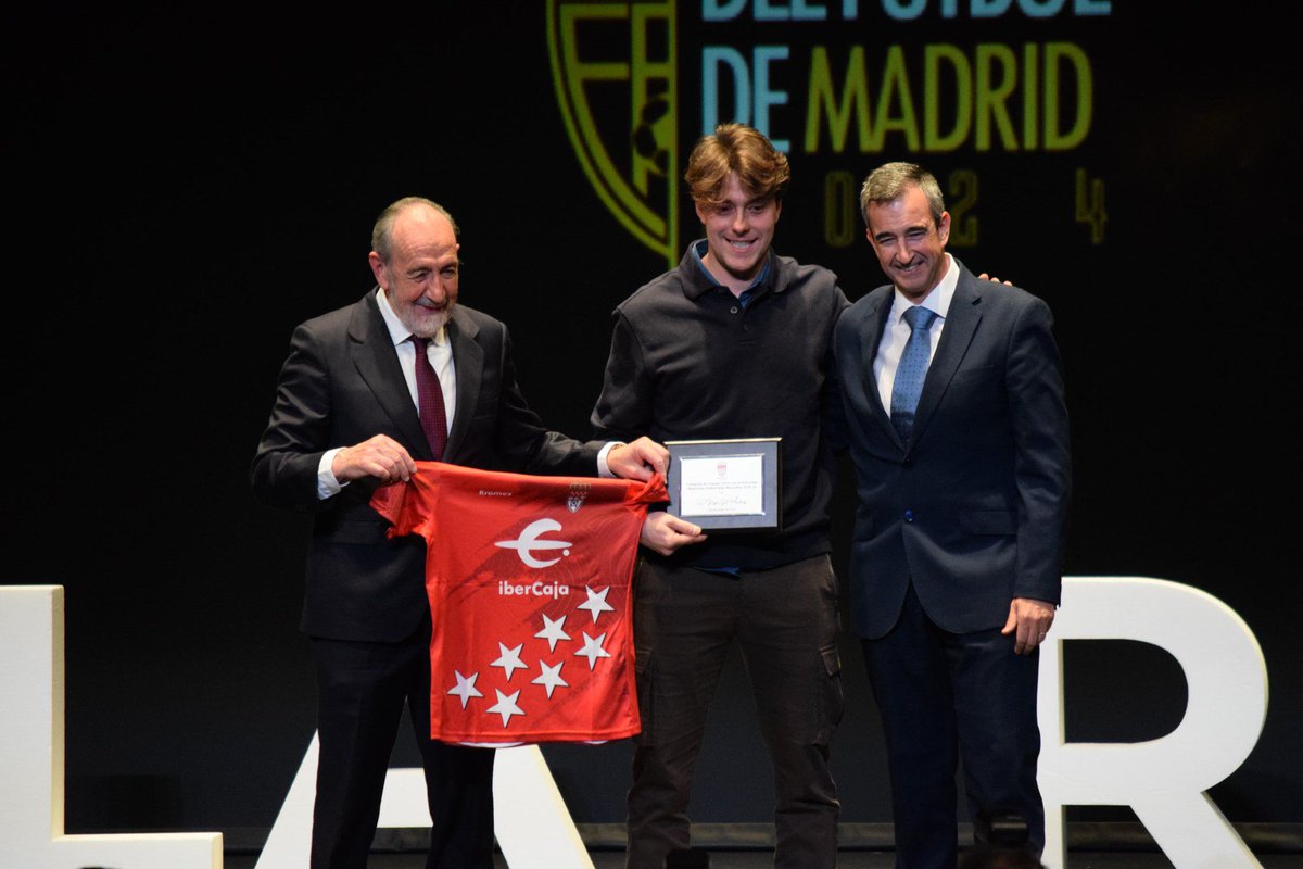 Ayer en la gala de <a href="/RFFM_oficial/">RFFM</a> recogí el premio por el campeonato de España de la temporada pasada, premio que quiero compartir con todos los que me acompañaron.

Este  reconocimiento es testimonio del trabajo y la dedicación de todos:clubes, entrenadores, jugadores y familias.
