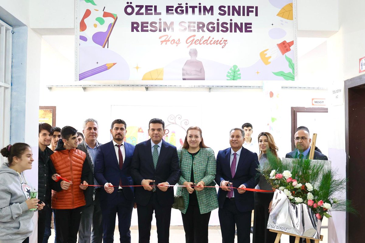 KiziltepeKymlk's tweet photo. KAYMAKAMIMIZ ABDULLAH ŞAHİN AHMED-İ HANİ MESLEKİ VE TEKNİK ANADOLU LİSESİNİ ZİYARET ETTİ

📍Ahmed-i Hani Mesleki ve Teknik Anadolu Lisesi 

Kaymakamımız Abdullah ŞAHİN, 3 Aralık Dünya Engelliler Günü dolayısıyla ilçemizde özel eğitim alan kıymetli öğrencilerimizle birlikte oldu, hazırladıkları programlara katıldı. 

Ahmed-i Hani Mesleki ve Teknik Anadolu Lisesi/Özel Eğitim Sınıfındaki çocuklarımızın öğretmenleriyle birlikte hazırladığı eserleri inceleyen, çocuklarımızla sohbet eden Kaymakamımız Abdullah ŞAHİN, toplumsal farkındalık oluşturmanın amaçlandığı bu özel günde ortaya çıkardıkları çalışmalarından dolayı hem öğretmenlerimizi hem de çocuklarımızı ve kıymetli ailelerini tebrik etti, başarılarının devamını diledi. 

Kaymakamımız Abdullah ŞAHİN, eşi Emine ŞAHİN ve İlçe Milli Eğitim Müdürü Abdulkadir GÜMÜŞ ile birlikte katıldığı sergide, Okul Müdürü Hamdullah SAROHAN ve Özel Eğitim Öğretmeni Özlem DEMİRŞAHİN’den çocuklarımızla ilgili bilgiler alarak talep ve isteklerini dinledi, özellikle özel eğitim sınıfımızın ihtiyaçları üzerine istişarede bulundu. 

@TC_icisleri
@tcmeb
@Mardin_Valiligi

#mardin #kızıltepe #kızıltepekaymakamlığı #kaymakam #abdullahsahin