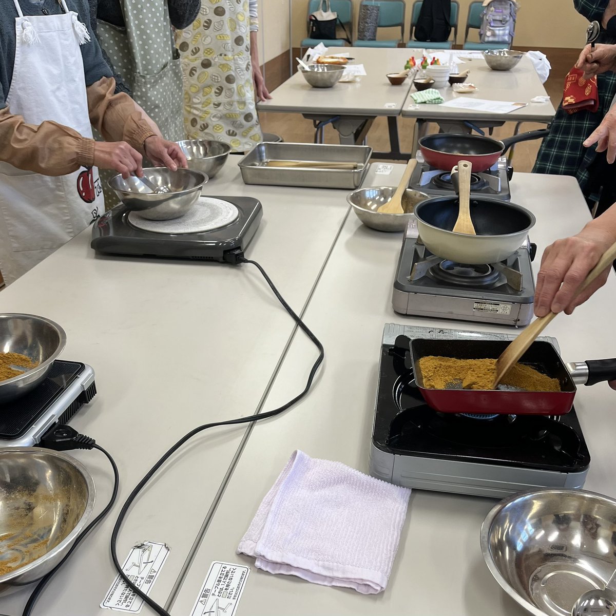 h_ffl1's tweet photo. 2024年を振り返って…
5月「ここつなぎin佐方市民センター」
#ミックススパイス作り
#カレー粉
#ハーブソルト
#七味唐辛子 

https://t.co/NI3W1mSyvl https://t.co/qobNjXKOgS