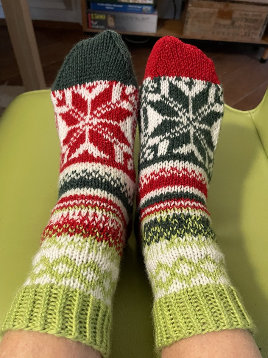 Dag 4 van de #Foto_Adventskalender. Thema van vandaag is december-rood.

Zelfgebreide sokken in rood, twee kleuren groen en wit. Allemaal gekregen restjes garen.