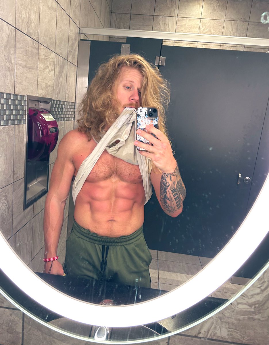 matt_brannigan's tweet photo. did burpees AND fartees💯💯 https://t.co/xVcQE8g4NN