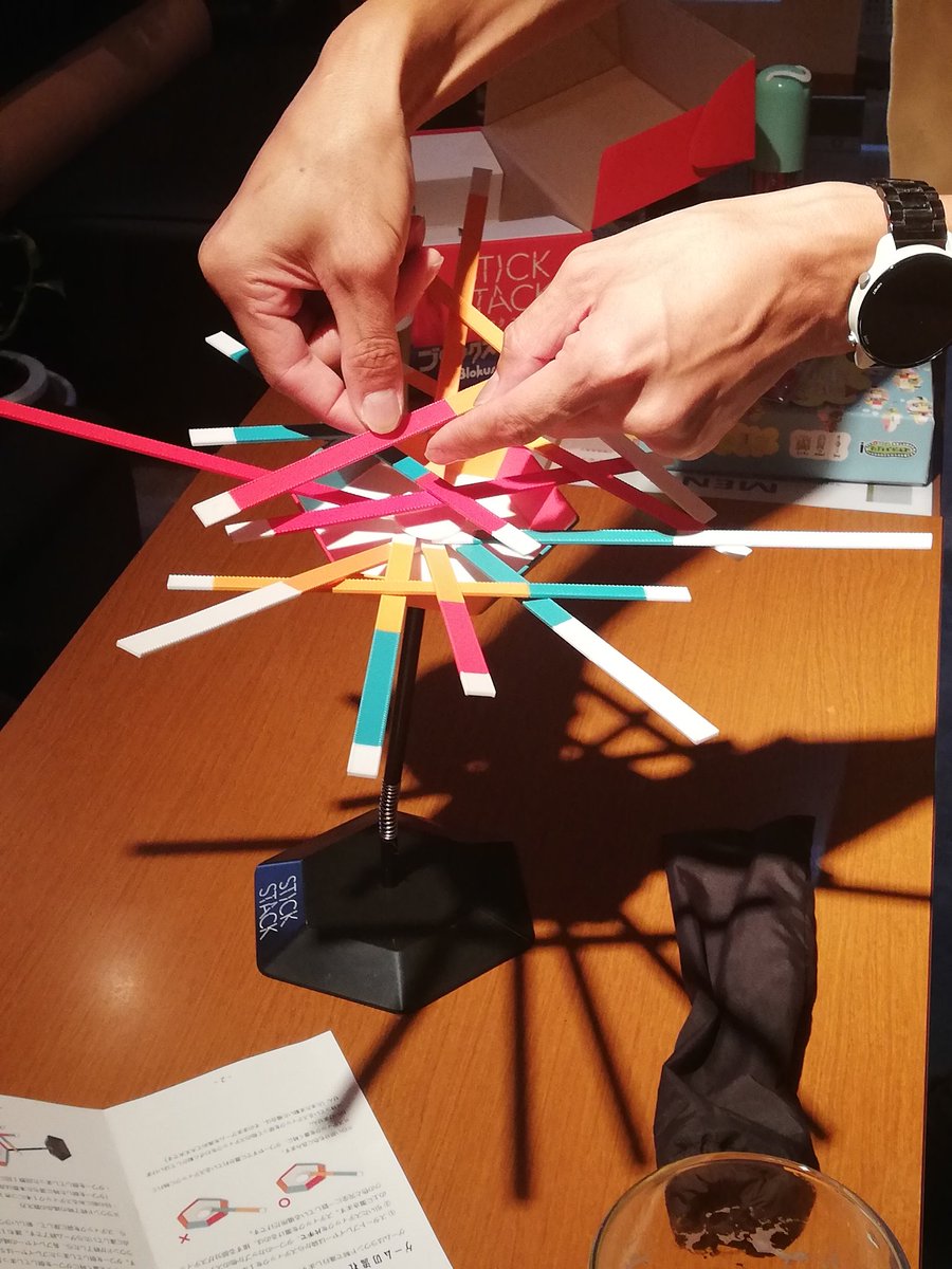 presencafe's tweet photo. スティックスタック(STICK STACK)というゲームです。
引いたスティックの色が同じ色とだけ触れるように配置していくだけの、酔っていても出来るアッタマ悪い(?)ゲームです。
これだけなのに盛り上がる、良いパーティゲームです!
#ボードゲーム
#スティックスタック
#STICKSTACK https://t.co/rq5nG5vxbA