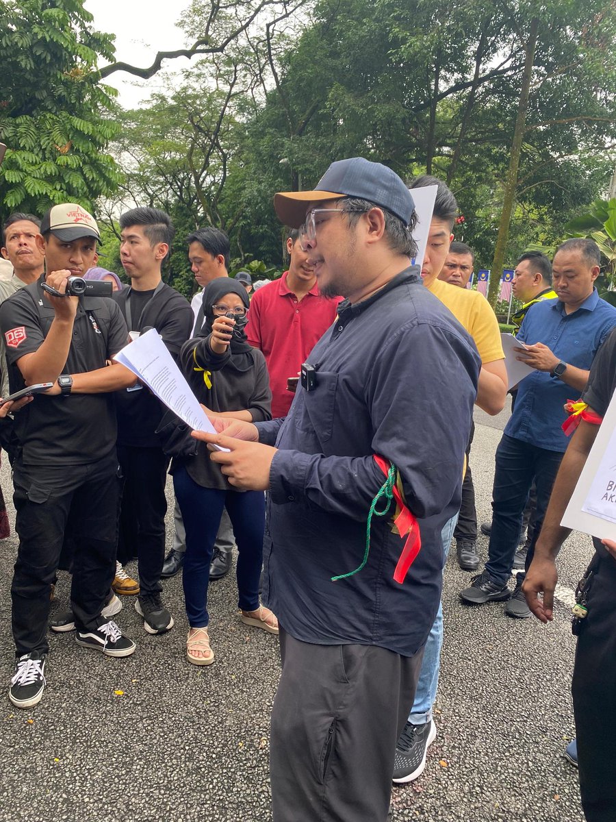 Centre for Independent Journalism (@cij_malaysia) on Twitter photo 10:55am - Radzi Razak from <a href="/MediaGeramm/">GerakanMediaMerdeka</a> reading the press statement for the rally! 10:55am - Radzi Razak from <a href="/MediaGeramm/">GerakanMediaMerdeka</a> reading the press statement for the rally!