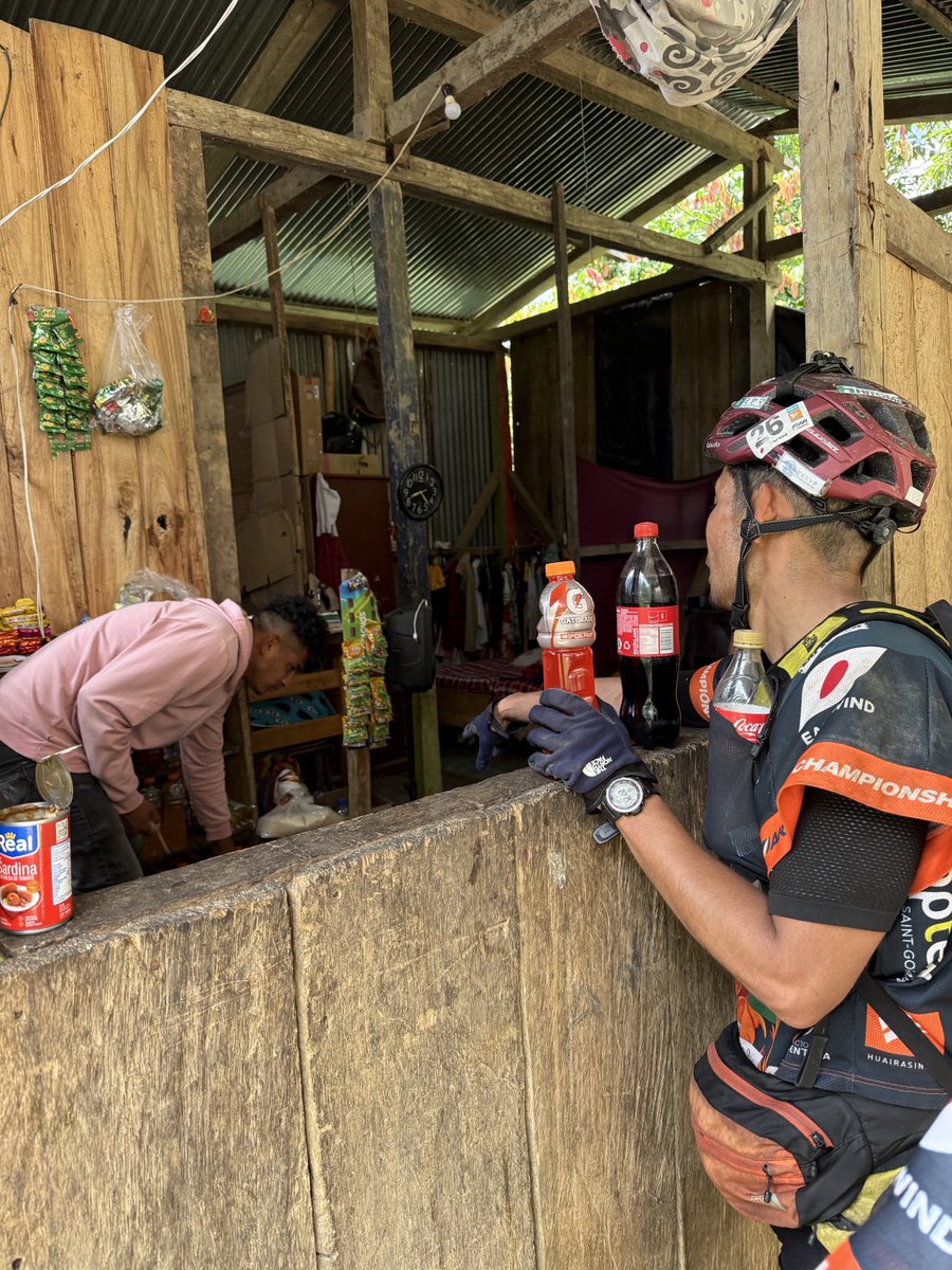 eastwind_mgr's tweet image. 【ARWC2024】アップダウンがひたすら続いた159.8㎞のバイクセクションを終えて34位でTA4に入ったイーストウインド。この日も容赦なく照り付ける日差しが体力を奪う。補給食を受け付けないテツは地元の食堂で食べる普通飯かコーラがエネルギー源。
#arwc2024 #イーストウインド #アドベンチャーレース