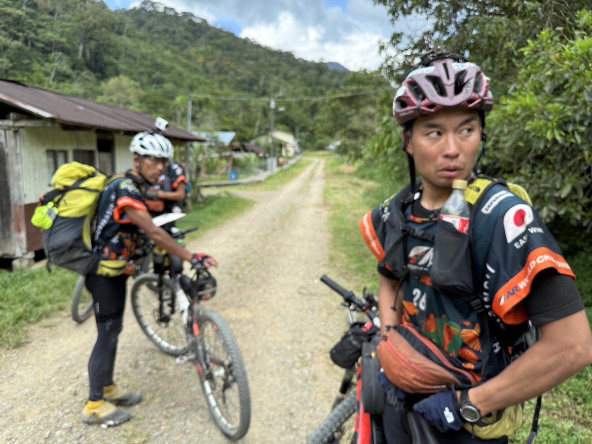 eastwind_mgr's tweet image. 【ARWC2024】アップダウンがひたすら続いた159.8㎞のバイクセクションを終えて34位でTA4に入ったイーストウインド。この日も容赦なく照り付ける日差しが体力を奪う。補給食を受け付けないテツは地元の食堂で食べる普通飯かコーラがエネルギー源。
#arwc2024 #イーストウインド #アドベンチャーレース