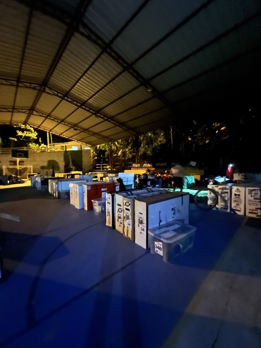 eastwind_mgr's tweet image. 小さな村で必死にコーラを探すも見つからず、途中で自家製レモネードを頂く。
エクアドルの人の優しさが身に染みる。
TA（トランジットエリア／装備入替地点）4では、しばし仮眠してから出発予定。
#arwc2024 #eastwind #adventurerace #イーストウインド #アドベンチャーレース #cuenca