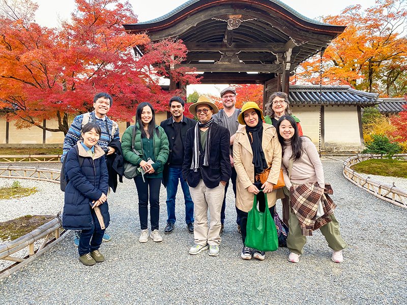 kucseas's tweet image. 🍁秋の散策ツアーin嵐山🍁
昨日は客員研究員者と教員の有志がそろって嵐山一帯の色とりどりの紅葉を楽しみました。10年前に清水展先生のアイデアで始まったCSEASの国際交流イベント、今年もお天気にも参加者にも恵まれて和やかなひとときとなりました。