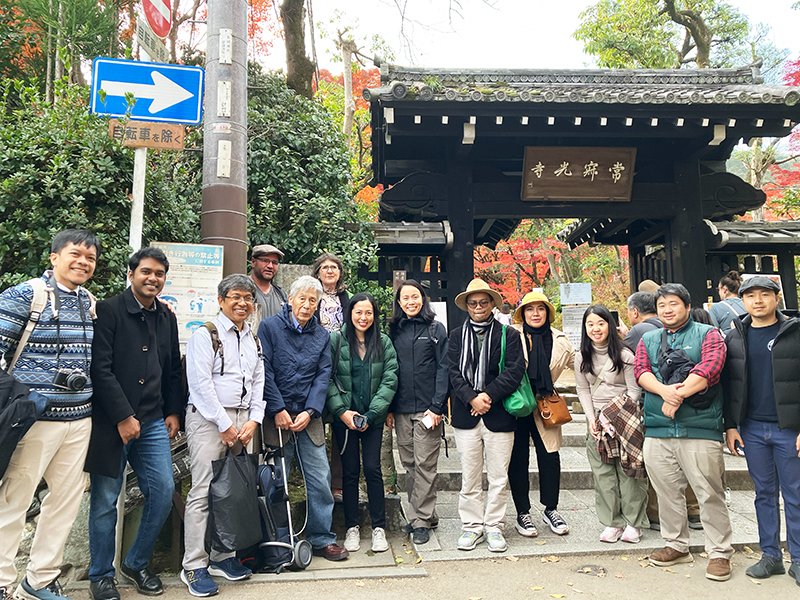 kucseas's tweet image. 🍁秋の散策ツアーin嵐山🍁
昨日は客員研究員者と教員の有志がそろって嵐山一帯の色とりどりの紅葉を楽しみました。10年前に清水展先生のアイデアで始まったCSEASの国際交流イベント、今年もお天気にも参加者にも恵まれて和やかなひとときとなりました。