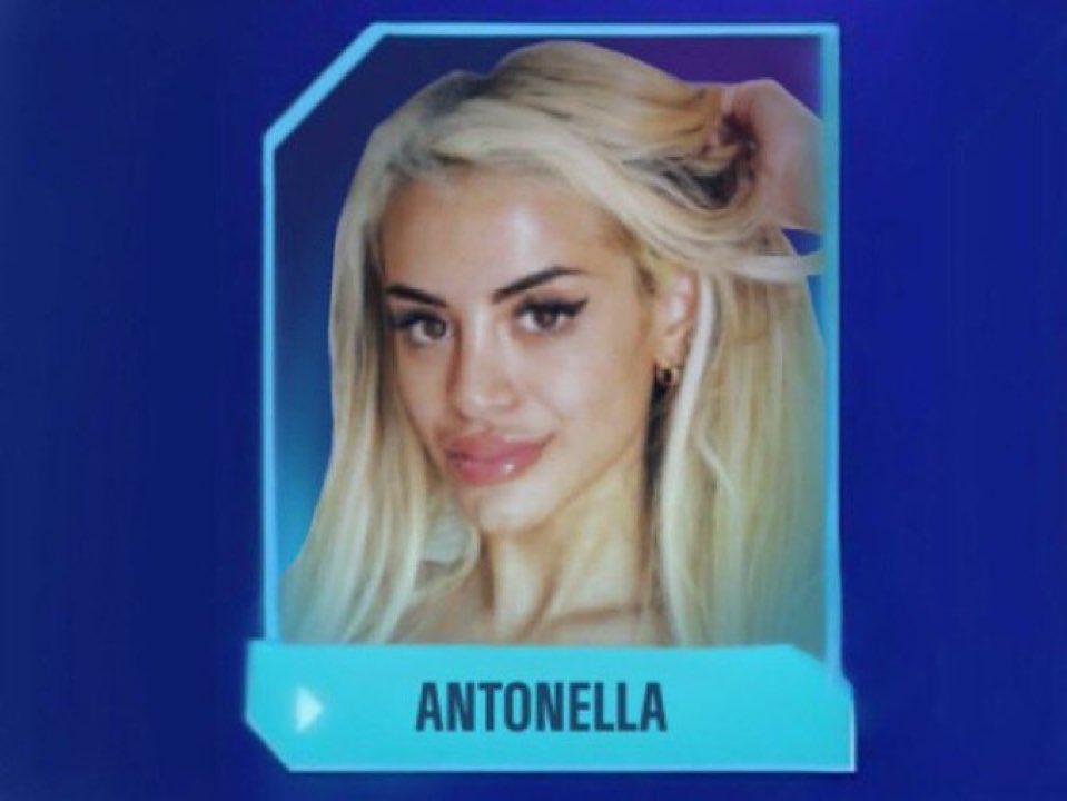 tuzorrafav's tweet photo. Por eso esperaba con la carita empapada a q llegaras con rosas🎶🎶 #GranHermano https://t.co/B8JJbnyFBe