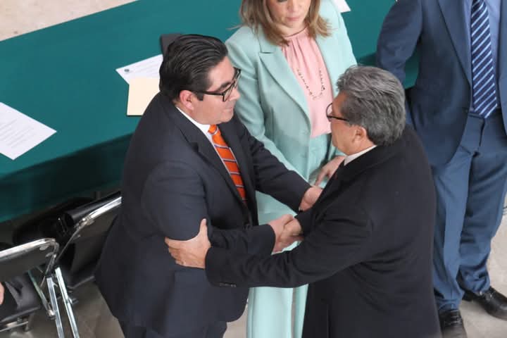 Miren a <a href="/TuJuezImparcial/">César Valles Issa</a> César Valles Issa y <a href="/TuJuezLaboral/">Antonio Ordóñez Serna</a> Antonio Ordoñez Serna entre otros jueces y magistrados del #PJF que fueron a la ceremonia del besamanos con Ricardo Monreal 🫣🦗 dan pena