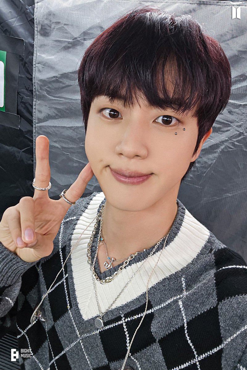 seokjinfile's tweet photo. BIRTHDAY BOY ✌🏻 https://t.co/8k7Z60MT8B