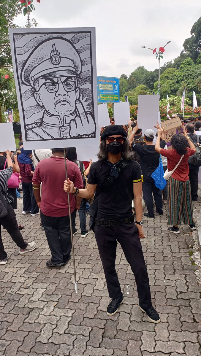 CIJ_Malaysia's tweet photo. @kuasasiswa is also here to support the media having personally designed his placard!

Thanks Fahmi Reza https://t.co/4JTW6Li0Eq