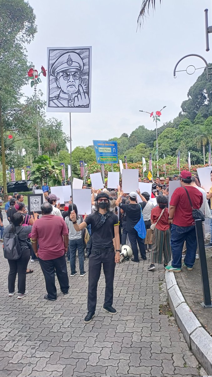 CIJ_Malaysia's tweet photo. @kuasasiswa is also here to support the media having personally designed his placard!

Thanks Fahmi Reza https://t.co/4JTW6Li0Eq