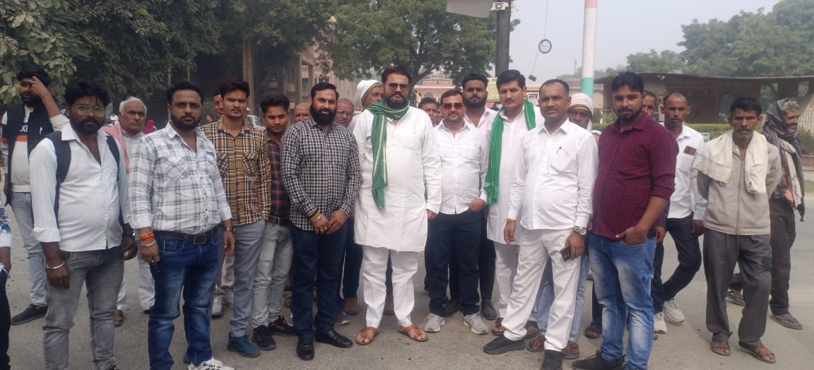 I_Adv_PRB_Kumar's tweet photo. नोएडा में किसानो से जो व्यवहार हुआ है वो दुर्भाग्य पूर्ण है शर्म आनी चाहिए शासन प्रशासन को। और जल्द ही राष्ट्रीय व प्रदेश नेतृत्व के द्वारा हम लोगो को आदेशित किया जाएगा। हम लोग योजनावत तरीके से आगे कार्य करेंगे सिर्फ तैयारी रखें। @firozabadpolice @RameshRanjanIAS @BKUA_firozabad https://t.co/eVmHJJpzgp