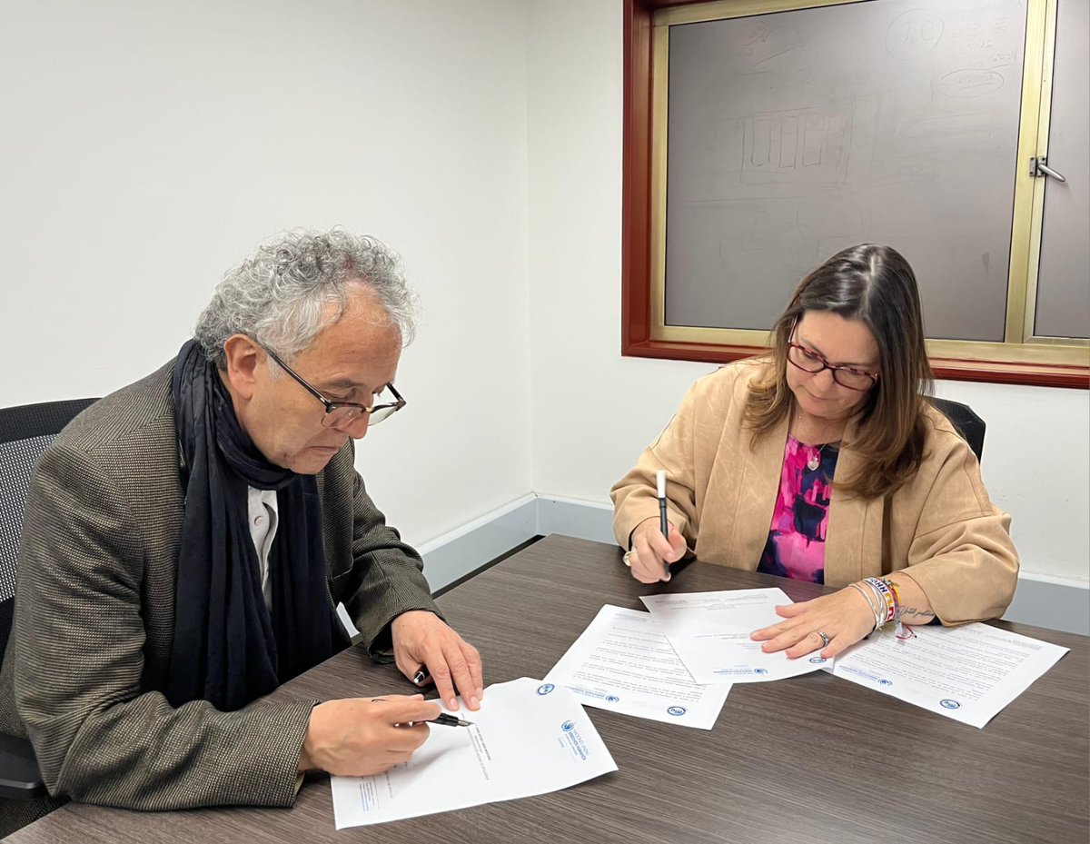 ONUHumanRights's tweet photo. 1/Para incorporar estándares de #DDHH en labor de inteligencia y contrainteligencia y fortalecer garantías, por primera vez se firma carta de entendimiento entre Juliette De Rivero, ONU Derechos Humanos, y Jorge Lemus, Dirección Nacional de Inteligencia de Colombia. https://t.co/ZVDZHM8vDc