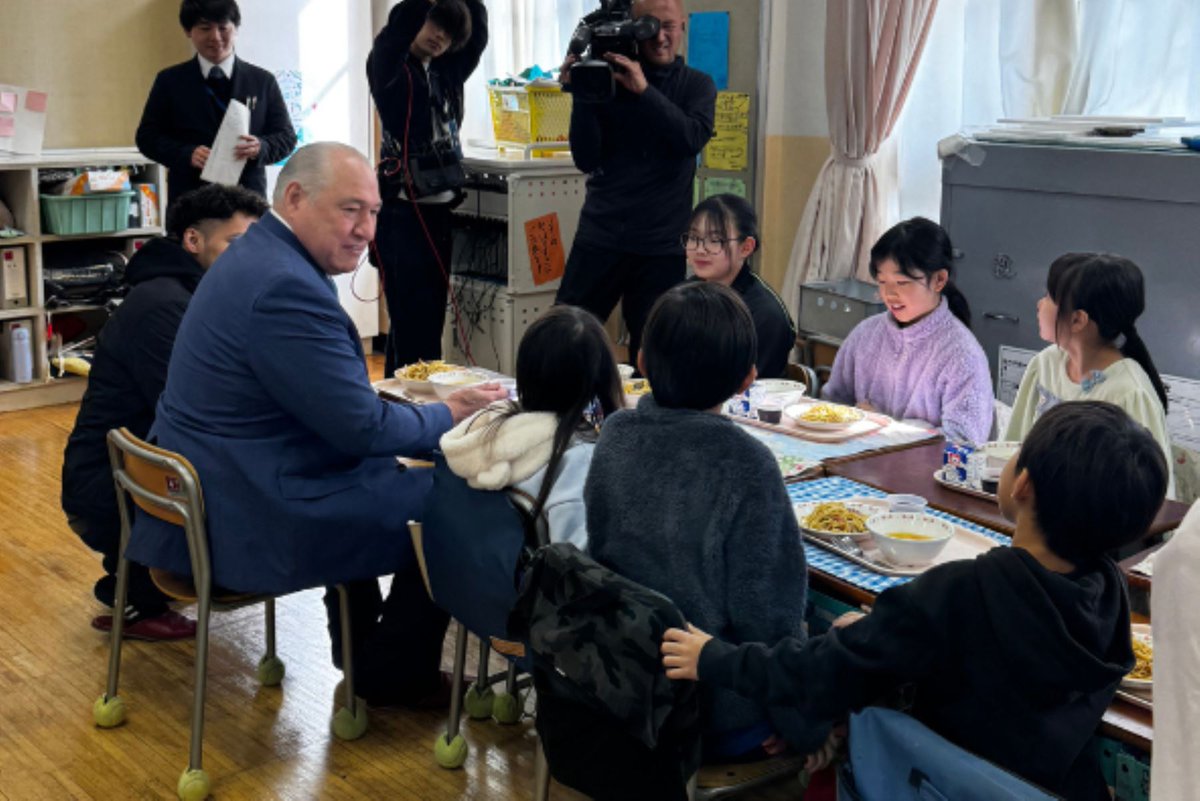 Agencia_Andina's tweet photo. 🔴 Más de 80 niños de la escuela primaria de Hiroo, en el distrito de Shibuya, en Tokio, Japón, se deleitaron con un delicioso almuerzo peruano, en el marco del lanzamiento de la segunda edición de los 'Almuerzos Escolares del Perú'.
 
👉https://t.co/UfEUzHAaAr https://t.co/kf9Trs7809
