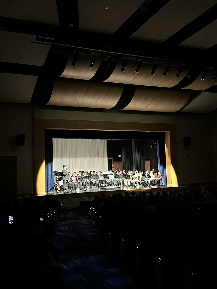 Standing room only!!!

Mr. Sheppard and his band students put on an amazing concert. 6th graders were teaching the audience about the parts of their instruments and 8th grade advanced band was showing off their skills! 

Well done Ravens! The Arts are thriving here at the River!