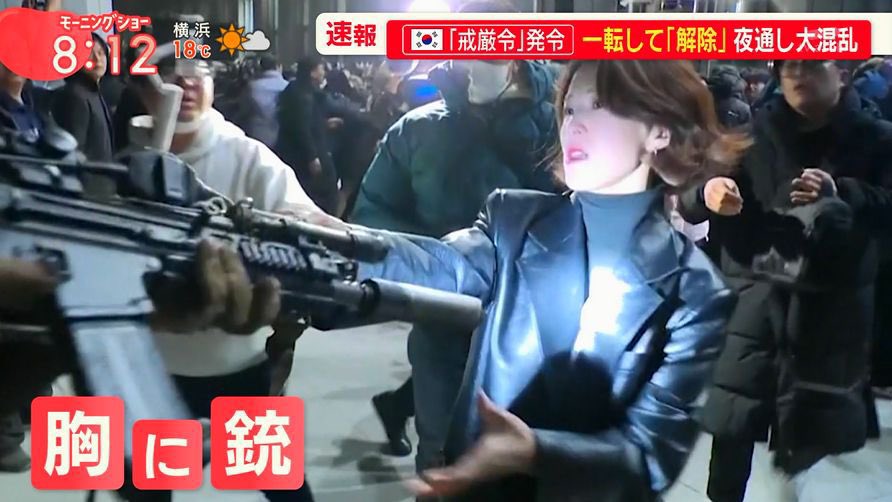 兵士から銃を奪おうとして暴れていた側がなぜか「銃を突きつけられていた」ことになっているあまりにも完成度の高い「マスコミの切り取り」。このまま教科書に載せて100年は伝えていきたい。