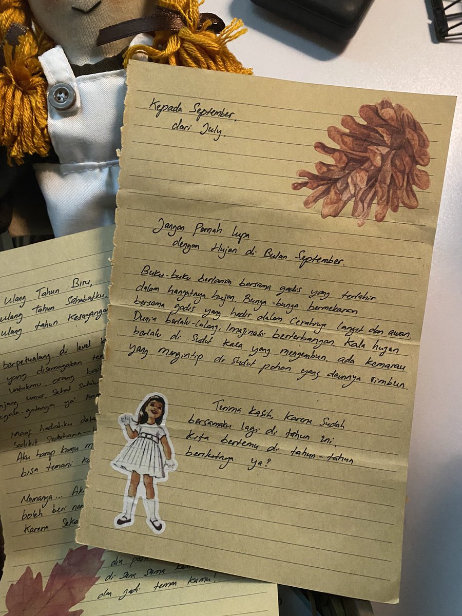 soliloku's tweet image. Dikasih surat tulis tangan dan buku.