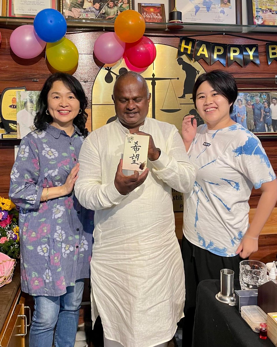 museindia's tweet photo. 苦境のなかにも祝福を🙏 抜本的な解決を模索中。微力でも種を蒔き続ければ……。

今年の８月下旬に、ミューズ・クリエイションの関係者とニューアーク・ミッション (New Ark Mission ~ Home of Hope~」を訪問した。そのときに、同団体が未曾有の危機に陥っていることを知った。

８月31日。折しもわたしの誕生日を祝うべく、旧居からバンガロール北部のナンディ・ヒルのリゾートに向���う途中、ニューアーク・ミッションを訪れ、寄付金を託した。自分の誕生日に社会のために何かをすることは、インドでは珍しいことではない。

創設者のRajaは、今年に入ってから極度のストレスにさらされ続け、心身ともに参っている。そんななかでも、笑顔で誕生日を祝福してくれた。うれしかった。

その後、わたしたち夫婦の働きかけから広がった支援も多くあり、現在に至っている。そのことについては、ブログに経緯を記録し続けているので、関心のある方にはぜひ、ご覧いただきたい。

🙏

先週の土曜日。夫の属するサットサンのグループが、ニューアーク・ミッションを訪れた。そのときに、12月2日がRajaの誕生日であることを知り、みなで前倒しの祝福をしたという。

���末を新居で過ごし、旧居に戻る月曜日は、奇しくも12月2日。少し遠回りになるとはいえ、旧居と新居の中間地点に位置するニューアーク・ミッション。この地の利もまた、ご縁だと思う。お祝いに立ち寄ることにした。前日、ネットで花を注文。少しでも気分が明るくなるように、ひまわりを選んだ。

そしていつものように、願いを込めて「希望」の文字。希望の家が、これからも希望の灯に照らされ続けますように。

🙏

一緒に写真に映っているのは、日本から休暇＆リモートワークで３週間、バンガロールに滞在しているKanaeさん。彼女は今からちょうど10年前、学生時代に短期インターンシッププログラムでバンガロールを訪れていた。

その数年後、今度は引率のアシスタントとして、学生らとともに、バンガロールを再訪。我が家で開催し��若者向けセミナーにも参加された。常々、わたしが若者向けセミナーで話している「裸一貫の自分を思え」という言葉が、彼女の心に残ったという。うれしい。

そしてちょうど１年前、���女が学生たちを率いてバンガロールを訪れた。当初は年末のセミナーだけを依頼されていたが、わたしは彼らにどうしても、慈善団体訪問を経験してほしく勧めた。結果、新年早々１月３日に、他のミューズ・クリエイション有志にも声をかけて訪問したのだった。

そのときの経験は、学生らだけでなく、Kanaeさんにとっても強い衝撃だったとのことで、同団体の苦境に際し、何らかの形で動きたいという。

先週、彼女と会って話をしたときに、ニューアーク・ミッションを再訪したいとのことだった。前回の訪問に参加した学生たちにも声をかけて集めた寄付金を、自分の手で渡したいという。とても、すばらしいことだと思う。

もしも時間があるのであれば、同団体を何度か訪れて、手伝わせてもらってはどうかと提案した。自分がどんなに微力だと思っていても、動いてみなければわからない。ささやかでも、自分が経験したことが、未来につながるかもしれない。

彼女は月曜日から帰国までの５日間、午後数時間を同団体で過ごすことを決めたという。初日、彼女が訪れるタイミングとわたしの来訪が一致したので、RajaやアシスタントのDivyaに紹介したのだった。

現場に身を置くからこそ、見えてく��ことは無数にある。そしてその経験は唯一無二のかけがえのない財産になるはずだ。彼らにとって、だけではなく、Kanaeさんの未来にとっても。

奉仕は他者のためだけではない。自分の代わりに行ってくれている人への感謝。そして、自分のためでもあるということを、実感してほしい。

目を配り、気を配り、心を配って、世界を見る。自分自身もまた、鍛錬されるに違いない。その経験を、日本の若者たちに伝えてほしいとも思う。

彼女とは、わたしもまた、今後ご縁があるだろう。彼女が得た経験を、わたし自身もまた、未来、シェアしてもらいたい。

◉New Ark Mission Home of Hopeミューズ・クリエイション専用ブログ
https://t.co/FW2bVUwDz9