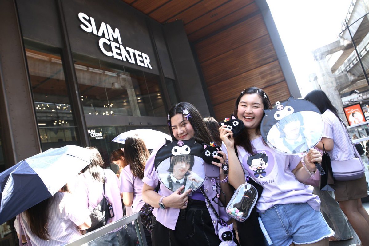 สยามเซ็นเตอร์คึกคัก! กับเหล่าแฟนๆที่มาต่อแถวอย่างเนืองแน่น เพื่อรอเข้าชมงาน TEN’s CANELE ‘THE WONDER WINTER’ POP-UP SPACE by SM True

เปิดให้เข้าชมวันแรก ครั้งแรกในโลก กับ POP-UP SPACE อย่างเป็นทางการของคาแรกเตอร์แมว CANELE (กานูเล่) ออกแบบโดย TEN (เตนล์)