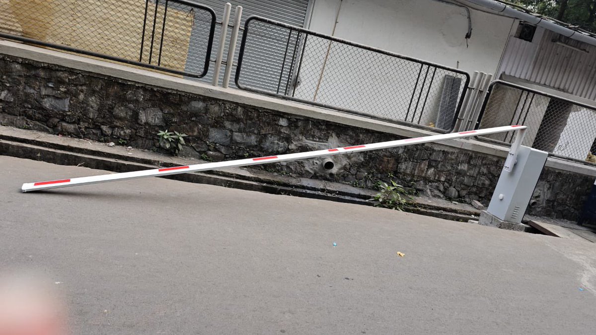 apsingh86's tweet image. a reckless biker (MH 02 CY 4364) broke the boom barrier at our society. Ironically his bike has BMC logo. I guess people who have connections get license of hooliganism. This act has compromised safety &amp;amp; security. Req action @MumbaiPolice @mybmc @PiyushGoyalOffc @SanjayRupadhyay