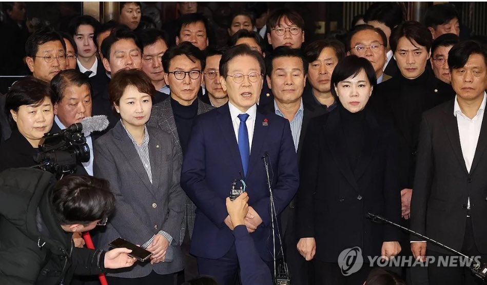 HKRDchip's tweet photo. #韩国 最大在野党李在明，此时内心：终于等到对手犯错、出错牌。

旁边的黑衣女子眼神犀利啊！ https://t.co/rGFRFHMGQI