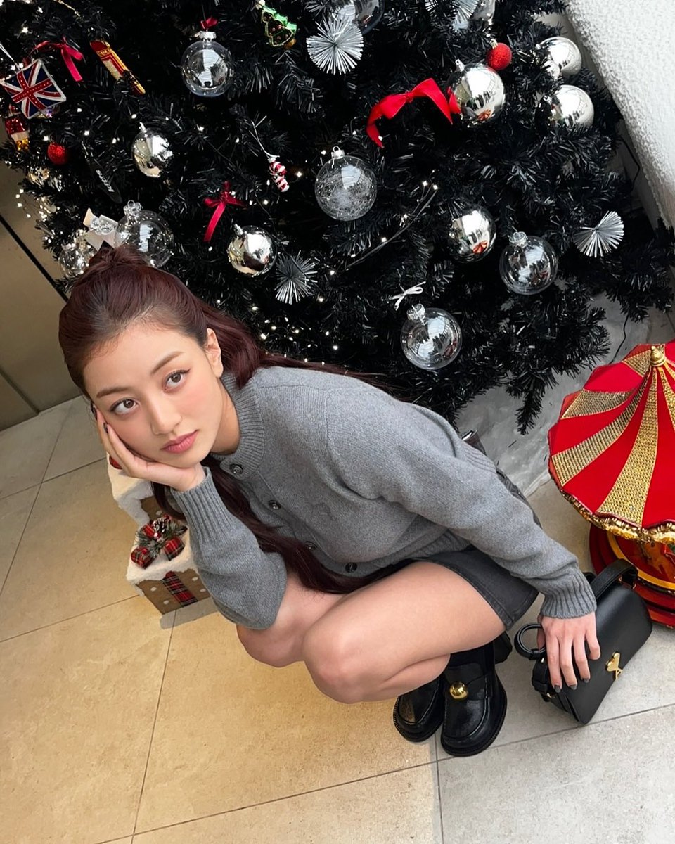 Allfor_Jihyo's tweet photo. JIHYO INSTAGRAM UPDATE
Happy Holidays with AMI 🎄
@/amiparis #광고 #amiparis #amifw24 #아미파리
#JIHYO #지효 #ジヒョ https://t.co/wl3EMlfgyI