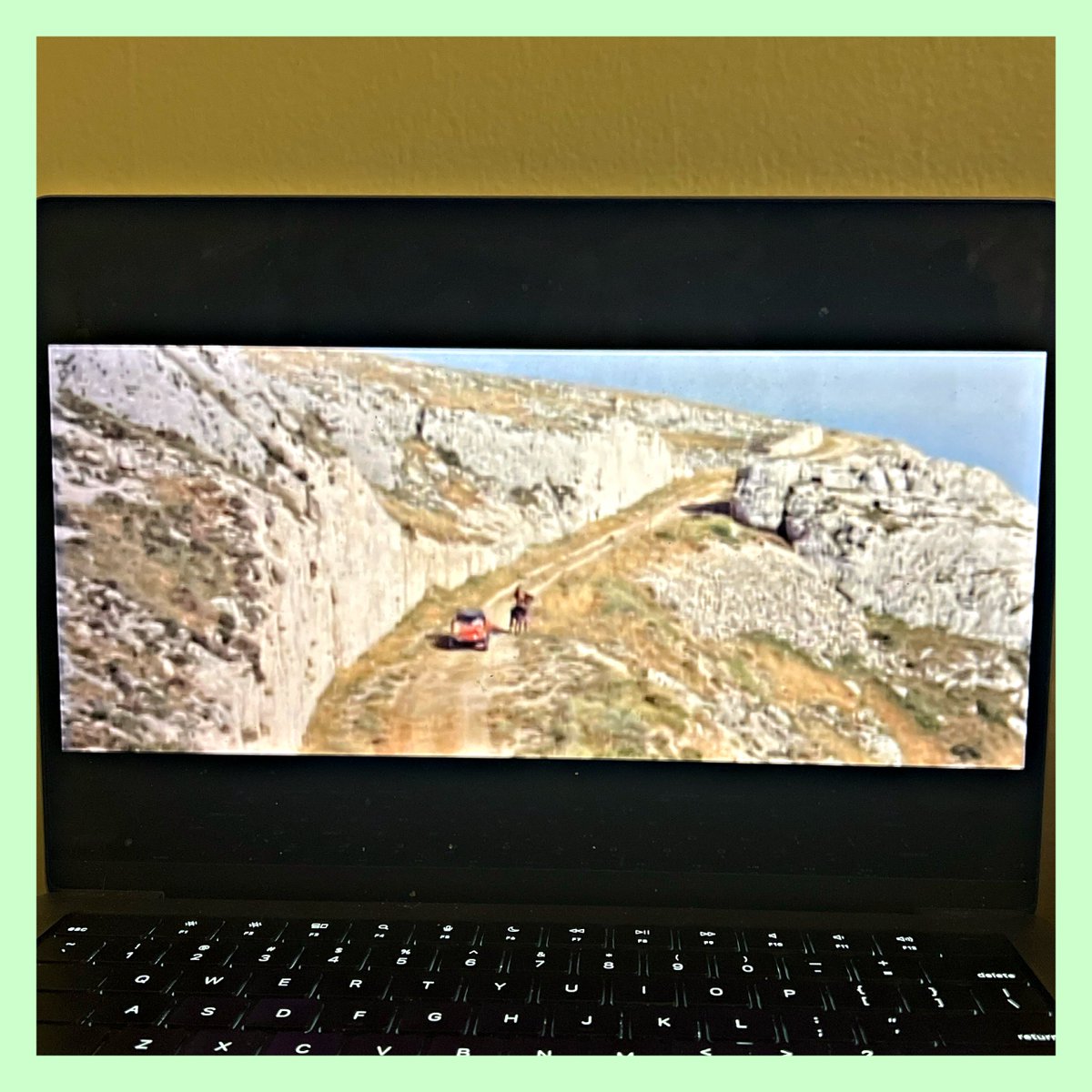 "Let me take a shortcut through this spaghetti western here..."

#GangDoesGiallo 
#DontTortureADuckling