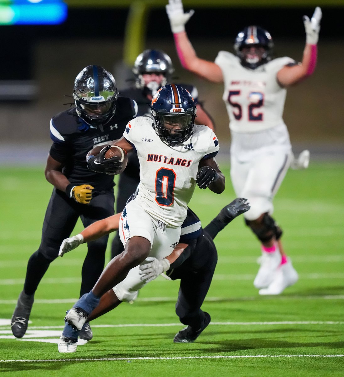 SportsDayHS's tweet image. On the eve of early signing day, Sachse star RB Brendon Haygood announced his commitment to Missouri!👏🏈#TXHSFB #MIZ

Haygood, previously committed to Boise State, ran for 1,589 yards and 17 touchdowns this season👀

Link: dallasnews.com/high-school-sp…