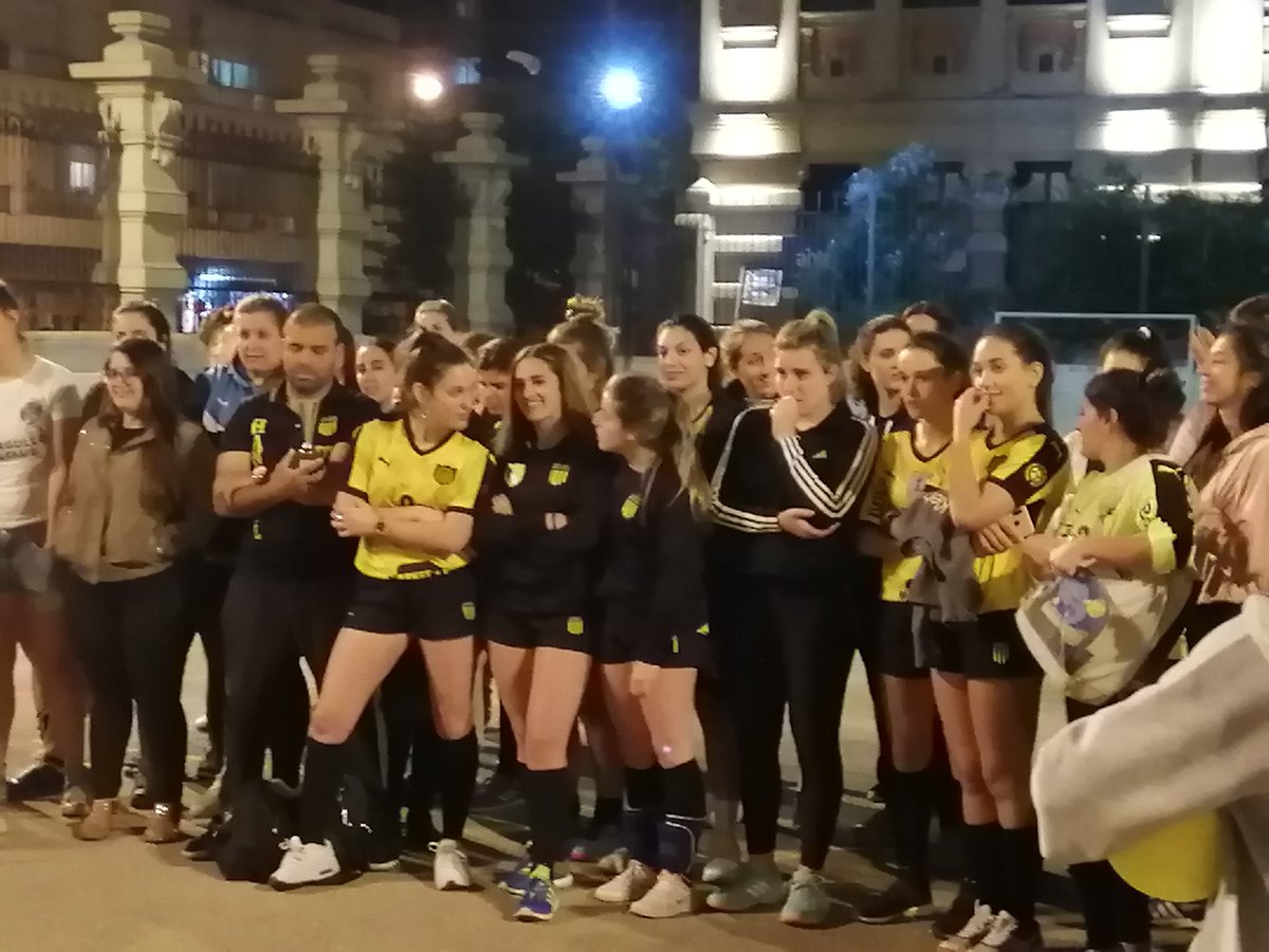 GonzaloReta_'s tweet image. Hace 15 años atrás, @CAP_Handball conseguia legítimamente su primera Copa Oficial.
Lo que vino después es pura coincidencia... @OficialCAP @RodolfoCatino