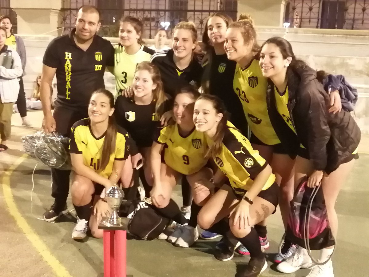 GonzaloReta_'s tweet image. Hace 15 años atrás, @CAP_Handball conseguia legítimamente su primera Copa Oficial.
Lo que vino después es pura coincidencia... @OficialCAP @RodolfoCatino