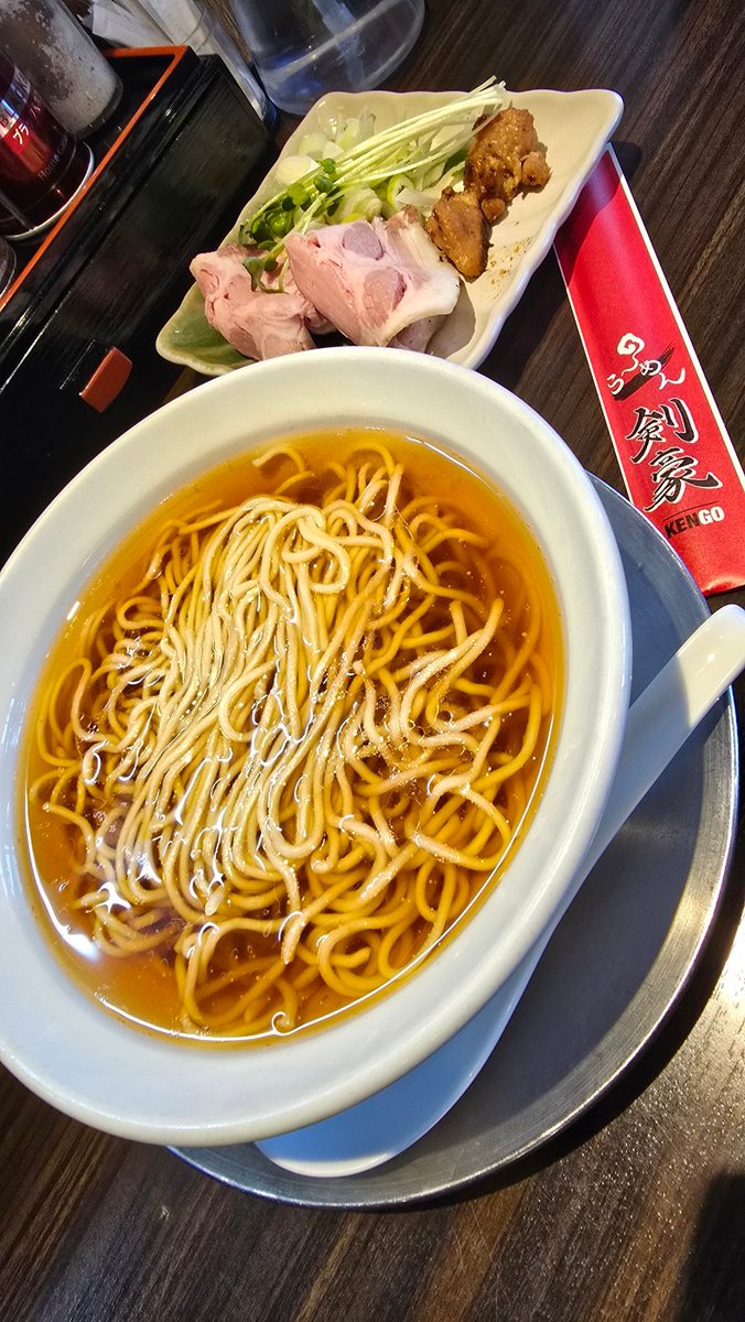 87GI1234's tweet photo. らーめん剣豪　限定中華そば
麺とスープだけを味わえる別皿スタイル✨
これからも麺とスープだけで勝負できる究極で王道👑な剣豪であって欲しい😋
美味でした❗ https://t.co/GLfBjdfGX8