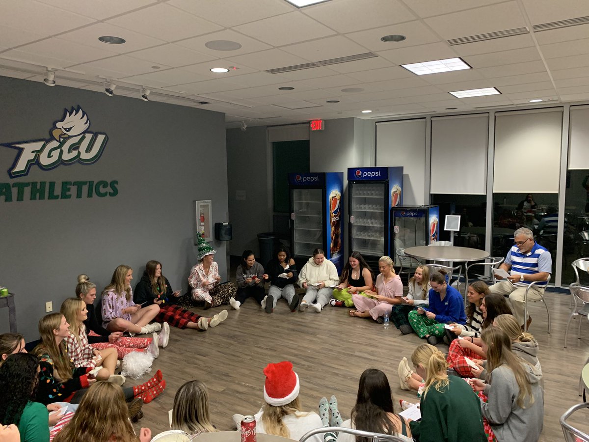 Happy Holidays from your favorite Eagles 🦅🤙🏼 Excited to see this group hit the field together in 2025! #WingsUp