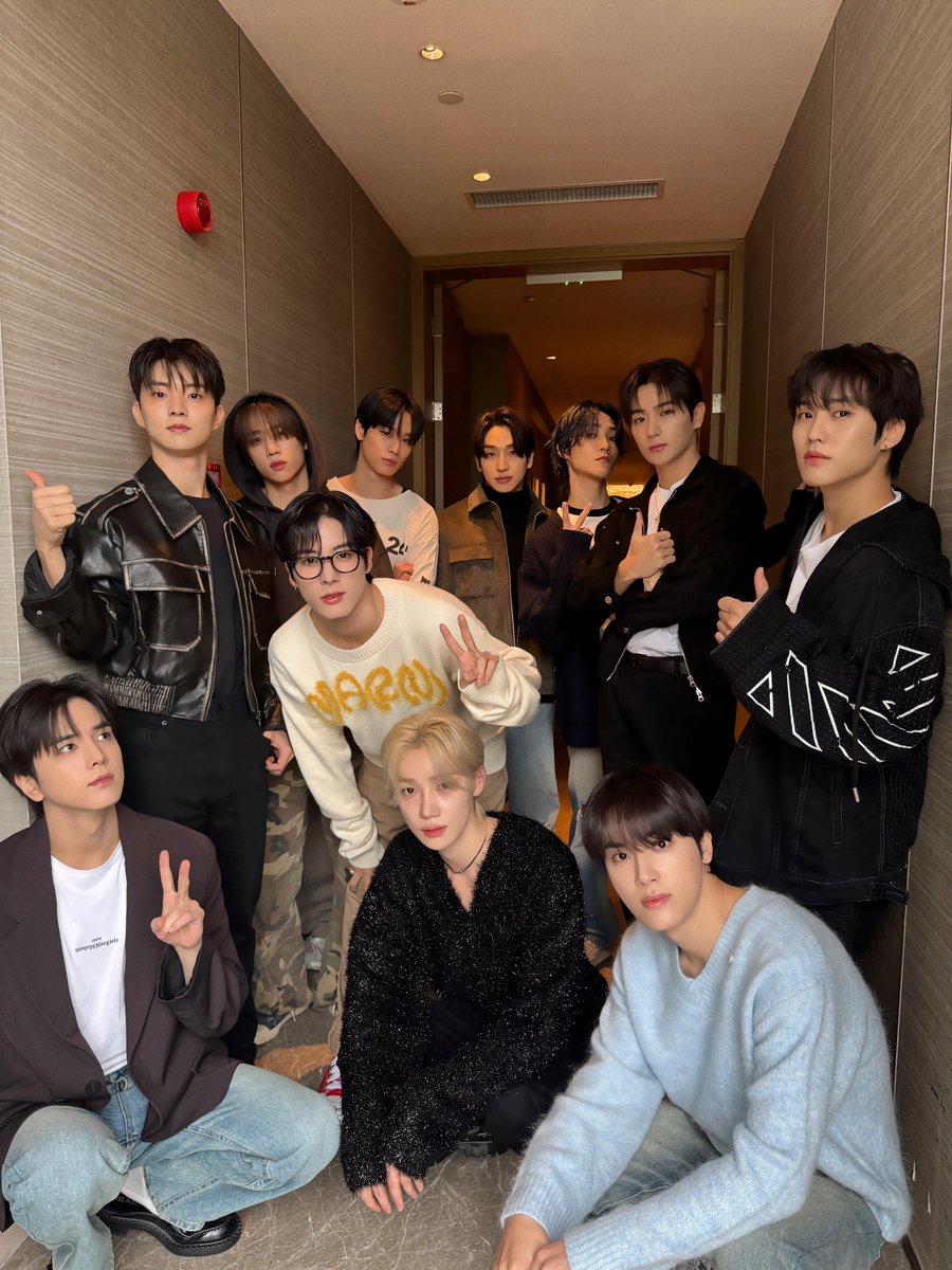 deobimom's tweet photo. #THEBOYZ #더보이즈 from their weibo

[📸] THE BOYZ 9th MINI ALBUM [導火線] Shanghai fan signing event ended successfully🖤

https://t.co/BnZrvdvQ4O https://t.co/EskgEUozHK