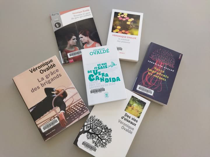👀 Zoom sur ...

💘 Véronique Ovaldé est une écrivaine 🖊 qui s'est affirmée grâce à la force de son imagination et par cette façon qu'elle a de  transporter ses lecteurs dans des lieux inventés.

📚 Découvrez et empruntez ces ouvrages dans vos BU ➡  t.univ-reunion.fr/3959