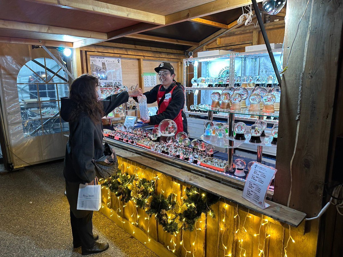 snowdomedream's tweet photo. こんにちは。スノードーム屋さん🥳です。
あっという間に12月に突入してました。今日は週の中盤水曜日。日中は比較的ゆっくり見れます。お散歩がてらぜひお越しください。
#スノードーム #PERZY #オーストリア #クリスマスマーケット https://t.co/gMaFnAM6BI