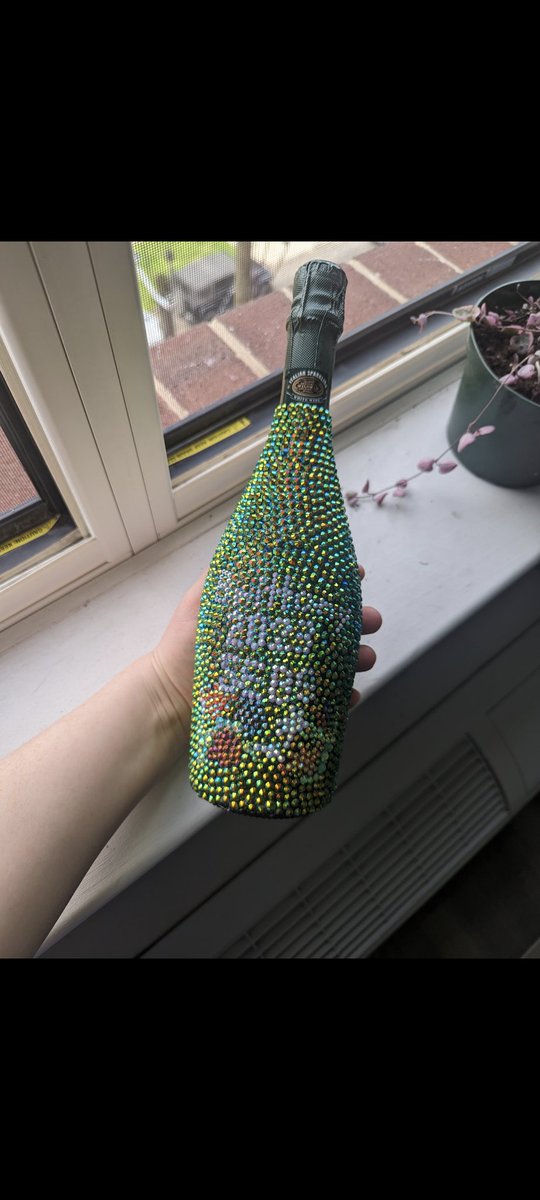 wafflesrule2121's tweet photo. @FlavorFlav Also some bedazzling I have done for my sister's graduation (we went to the eras tour to celebrate in 2023) and costumes I've made for my partner and me (every feather and rhinestone was hand sewed to hold up in Florida's August heat)

Love crafts! https://t.co/ibJbNogK8K