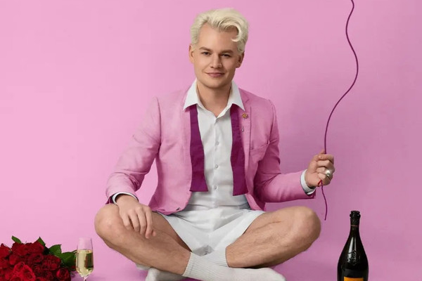 scenestr's tweet image. Stand-up comedian and Nova co-host @joelcreasey  will embark on his #ThanksForBeingHere tour in early 2025 - scenestr.com.au/comedy/joel-cr…