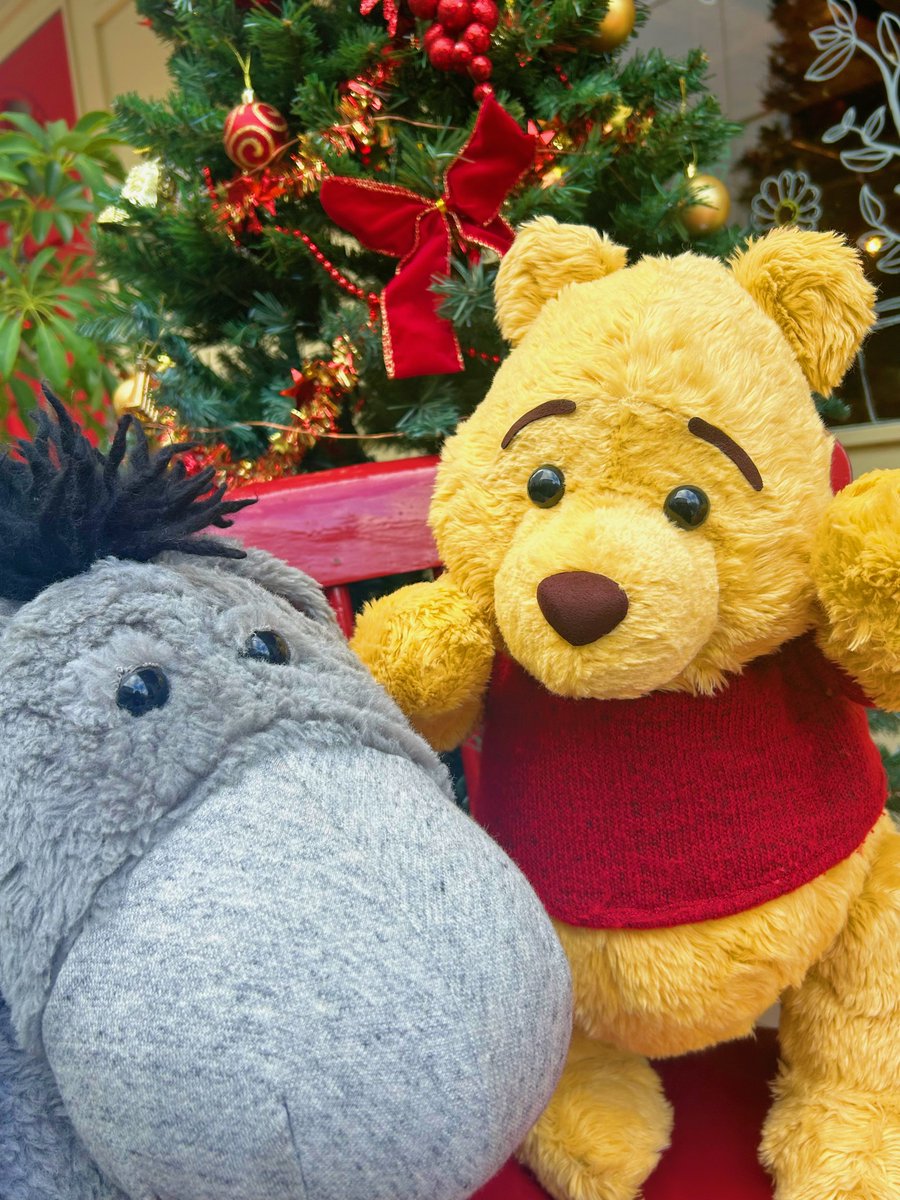 街はすっかりクリスマス🎄 #ピグレット と #ティガー はおやつタイム