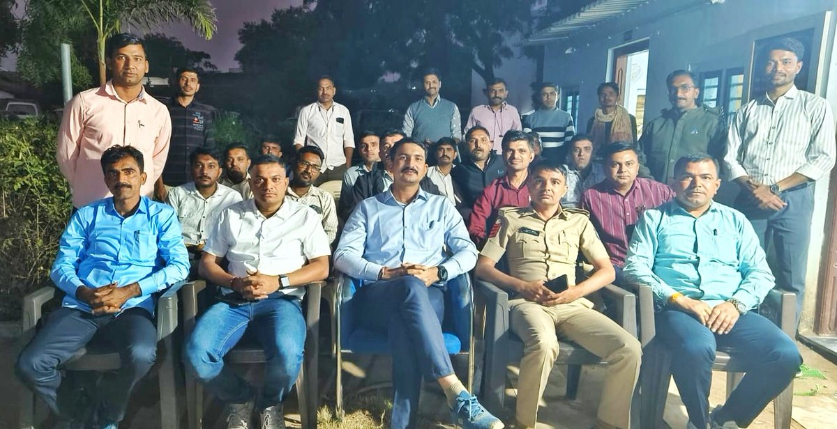 ravaldarshan199's tweet photo. @policebhabhar આપ સૌની વચ્ચેથી વિદાય લઈ રહ્યો છું. આપ સૌએ ભાવાત્મક અને લાગણીથી સન્માનભેર જે વિદાય આપી છે. એ માટે હું સદાય આપનો ઋણી રહીશ...આપ સૌનો ખૂબ ખૂબ આભાર🙏thank you bhabhar❤️ @policebhabhar #newinnings SOG branch bk. https://t.co/7BzkoR5vHN