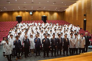 nagasakirihab's tweet photo. 【白衣授与式】2024年11月29日、12月から始まる臨床実習にむけて、4年生に白衣授与式が行われました。みなさん、新しい白衣に身を包み、臨床実習がんばってください！ https://t.co/CBUW6NOAff