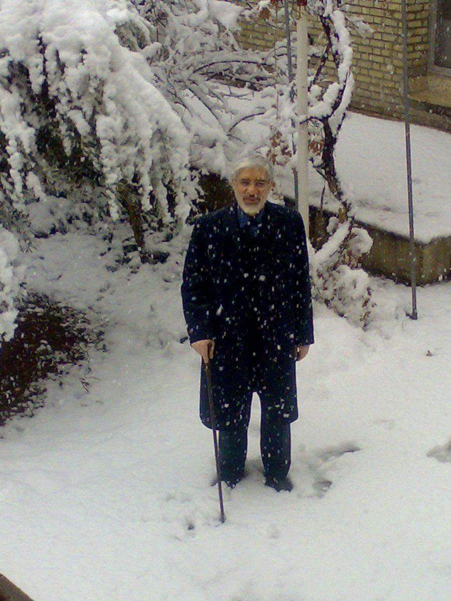 majid_mosafer's tweet photo. جدا از همه حرفهایی که میشود درمورد #ميرحسين_موسوی زد این واقعیت غیر قابل انکار درحافظه نسل ما ثبت است که او تنها سیاستمدار در سطح حاکمیت بود که بجای قدرت و حکومت ما مردم را انتخاب کرد و پای ما ایستاد.
او تنها سیاستمدار شریفی است که ما زندگی‌اش کرده‌ایم.

عمر با عز��ش بیش‌باد. https://t.co/5Do6mMUIs7