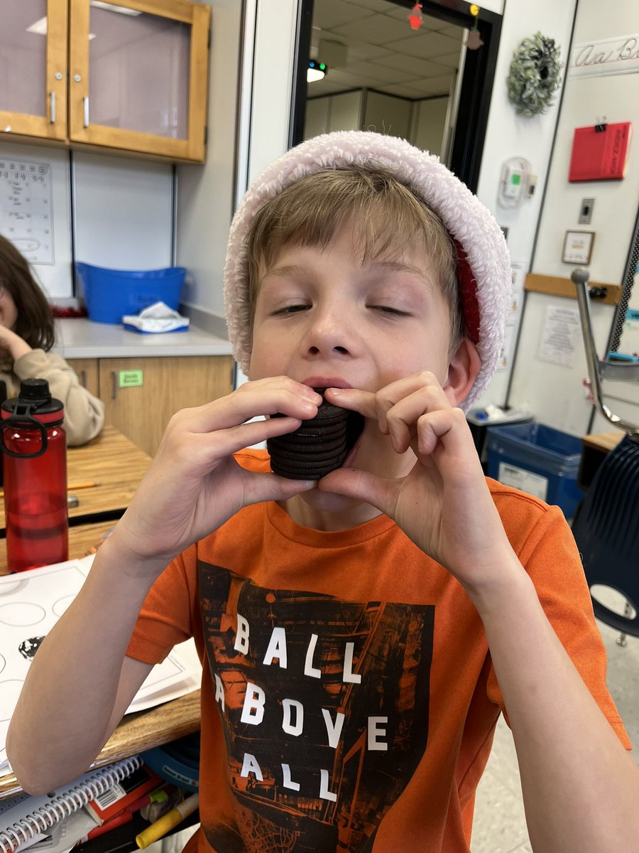 Moon phases Oreo experiment today in 5A! Our most delicious experiment so far 🌖 <a href="/MillsHaven/">Haven Mills</a>