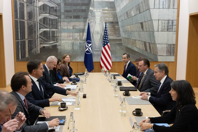 AdamCruzAngeles's tweet photo. The meeting with NATO Secretary General Jens Stoltenberg and Dutch PM Mark Rutte highlights the continued focus on unity and resilience within the Alliance.
#NATOUnity #SupportUkraine #GlobalSecurity #SouthernPartnerships #Geopolitics https://t.co/wpa7n4SMcp