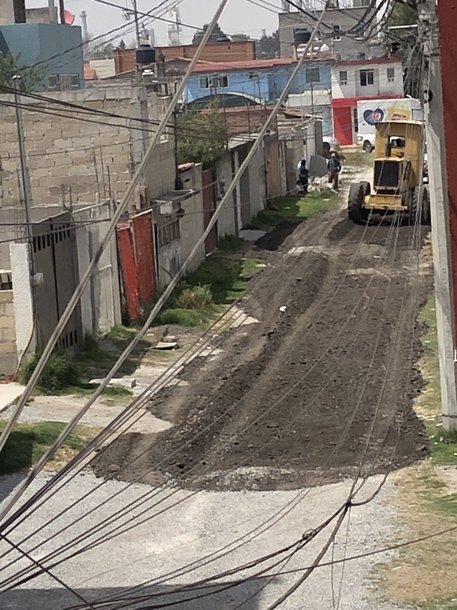 GoVictorh's tweet photo. @afloresnava @elvallemexico @TolucaGob @ContraloriaGEM @delfinagomeza @JuanMacciseOfi @vecinosportol @VioletaHuertaL @PepeNader @carlosalazraki @OSFEM_oficial Este material se destina a rellenar calles, tiene un fin incierto ya que después del cacareo de “la obra” (4-abr-2023) poco tiempo después (9-oct-2024) queda así, es material se pudo reciclar en el sitio y con el material nuevo, pavimentar esa calle, todos ganan. @Marielarmora https://t.co/zn1u1jNVJj